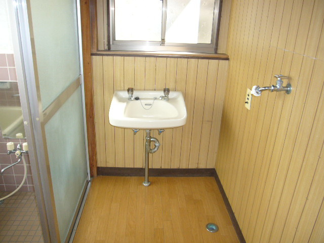 山の下町丸山貸家の洗面所|スペースが確保できる洗面所です