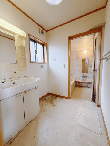 【中古戸建】高崎市中豊岡町の独立洗面台|■洗面室｜ゆとりのある洗面脱衣室ではお子様と並んで歯磨きもできるので一緒に成長を楽しめます♪ひろびろとした洗面室で、朝の準備も楽しくなります☆.*