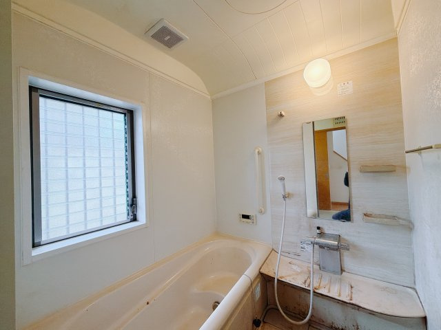 【中古戸建】高崎市中豊岡町の浴室|■浴室｜デザイン性に優れた浴室♪1日の疲れを癒す、ゆったりとしたバスタイムをぜひお過ごしください(*＾＾*)大きな窓付きで嬉しい♪