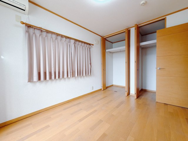 【中古戸建】高崎市中豊岡町の洋室|■2階洋室｜2階各居室には収納をご用意しています♪常にお部屋を綺麗に保てます！小さなお子様も自然とお片付けができるようになるのでうれしいですよね！