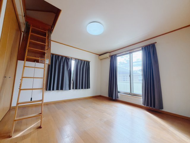 【中古戸建】高崎市中豊岡町の洋室|■2階洋室｜ナチュラルカラーの床です。模様替えなどとても楽しく工夫できます♪陽当たり、風通しもとても良いので毎日快適な生活スタートです！子供部屋にも良いですね♪