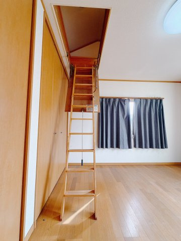 【中古戸建】高崎市中豊岡町の洋室|■2階洋室｜ロフトがついている洋室♪大きな物もしっかり収納できますので安心です♪