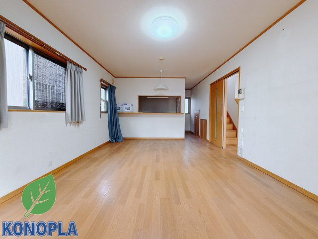 【中古戸建】高崎市中豊岡町の居間・リビング|■リビング｜落ち着きのある表情を見せるリビングダイニング。太陽の光がたっぷり差し込むリビングは、自然とご家族が集まる居心地の良い空間です。
