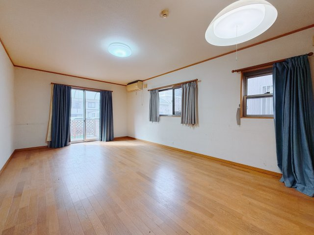 【中古戸建】高崎市中豊岡町の居間・リビング|■リビング｜大きい窓からあたたかいたっぷりの光が入ります♪開放的な空間で毎日をもっと快適に(*＾＾*)