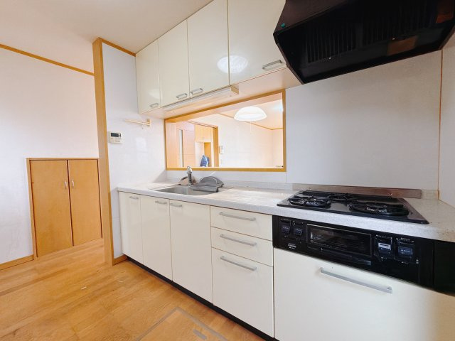 【中古戸建】高崎市中豊岡町のキッチン|■キッチン｜ワークトップの幅が広く、お子様といっしょにお料理をつくったり、ちょっとしたパーティーも楽しめます。フラットなのでお掃除がしやすいのもポイントです♪