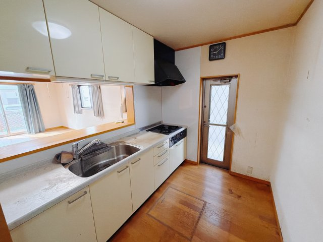 【中古戸建】高崎市中豊岡町のキッチン|■キッチン｜作業がはかどる広々カウンタースペース。会話がはずむ「オープンキッチン」なので家族とのコミュニケーションも活発になります。