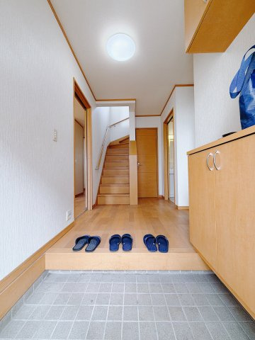 【中古戸建】高崎市中豊岡町の玄関|■玄関｜毎日の「いってらっしゃい」や「お帰りなさい」を大切なご家族と過ごす玄関は〈使いやすさ〉を追求しております。玄関横の物入は急な来客時でもさっとお片付けできるスペースを確保しています。