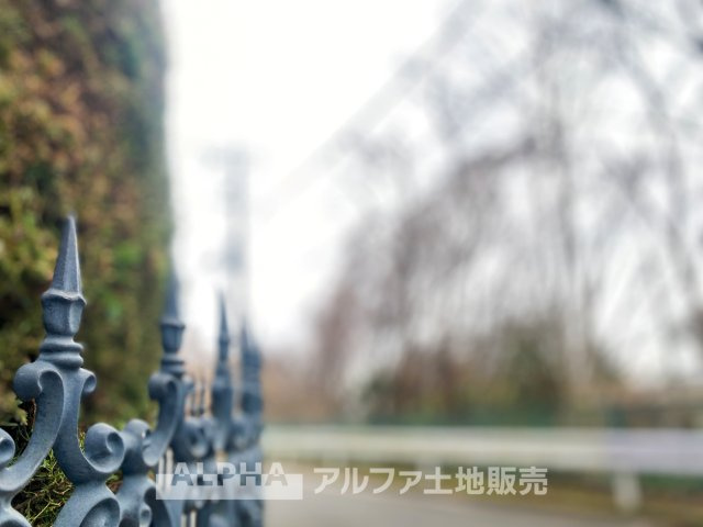 リバーサイド国立の外観|美しく整えられたフェンスと緑豊かな環境が、安心感のある住まいを演出。静かな街並みに溶け込み、暮らしやすさが感じられます。