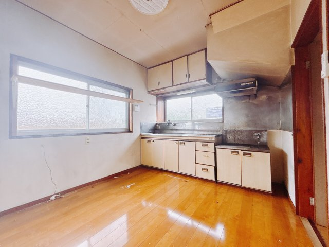 【中古戸建】安中市原市のキッチン|これから長く住むお家のリビングには毎日気持ちのいい日差しが差し込みます。ポカポカ日向ぼっこをしながらお昼寝をするのもいいですね♪明るいリビングに気分も晴れやかに♪