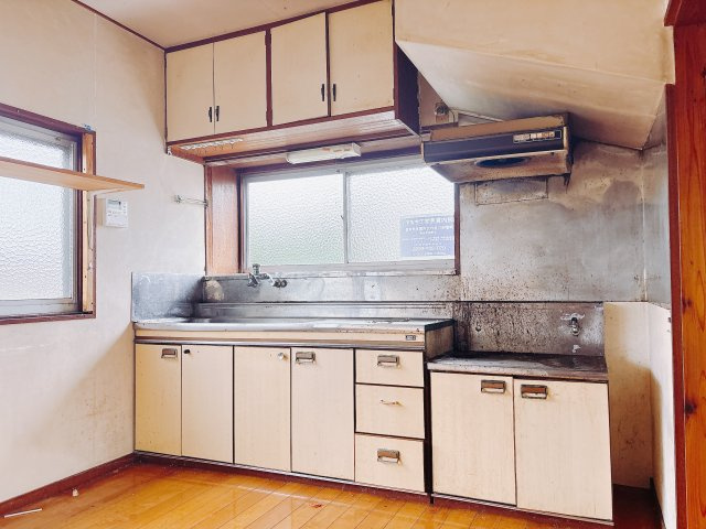 【中古戸建】安中市原市のキッチン|調理器具の出し入れが便利なスライド収納♪毎日家事を頑張る皆さまにおすすめしたいポイントです(*^^*)