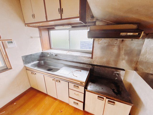 【中古戸建】安中市原市のキッチン|広々とした空間の中で楽しく食事やお菓子作りが出来ますね♪