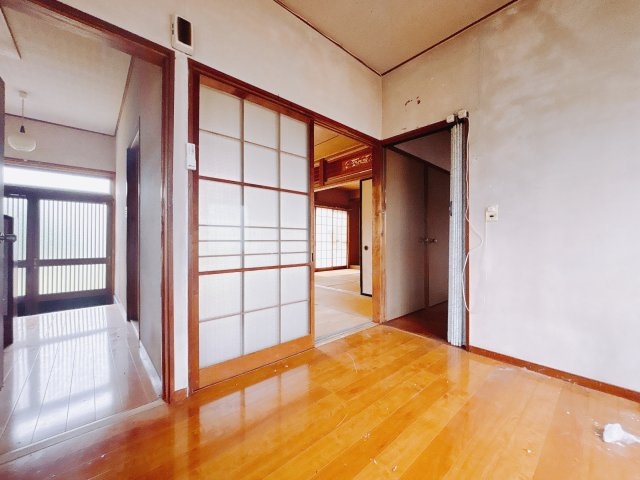 【中古戸建】安中市原市の洋室|「今日も一日お疲れ様」とご夫婦でゆったりくつろげる寝室。毎日の家事やお仕事に疲れた日はフカフカのベットで癒されてください。テレビや本棚をおいても快適な広さなのが自慢のお部屋です♪