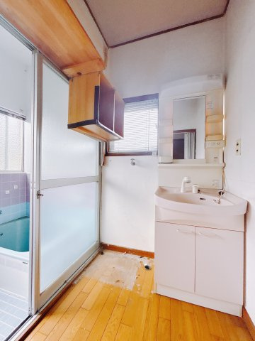 【中古戸建】安中市原市の独立洗面台|通常より広いタイプの洗面所になっています。のびのびと使える洗面所には寒い冬にストーブをおいても邪魔になりません♪