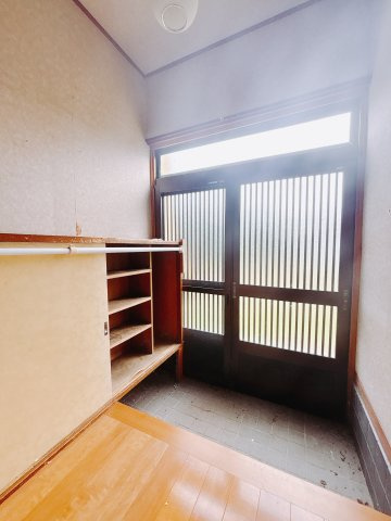 【中古戸建】安中市原市の玄関|毎日の「いってらっしゃい」や「お帰りなさい」を大切なご家族と過ごす玄関は〈使いやすさ〉を追求しております。玄関横の物入は急な来客時でもさっとお片付けできるスペースを確保しています。