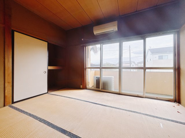 【中古戸建】安中市原市の和室|リビングから床面に高さを設けた「小上がり和室」。お洒落な内観にピッタリな設計になっています。