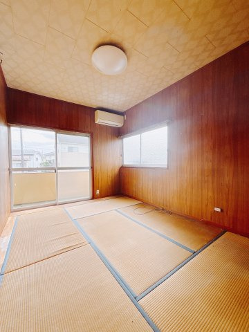 【中古戸建】安中市原市の和室|小上がり和室の段差に座ればソファーいらず♪段差を設けてあるのでリビングからの埃やごみの侵入を防げます。