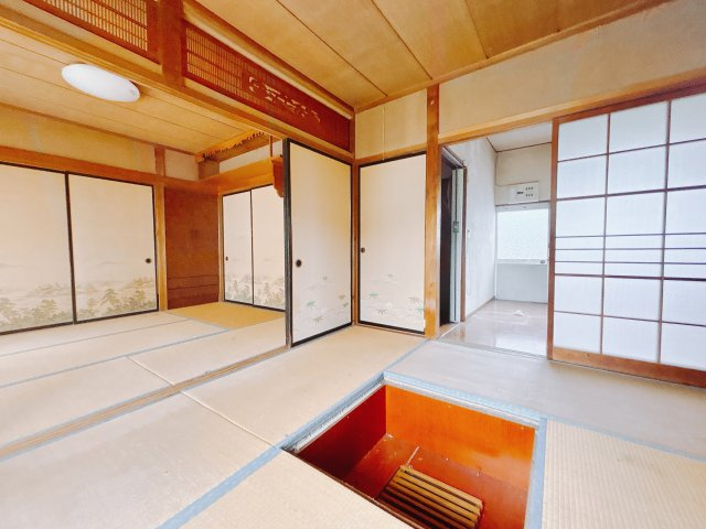 【中古戸建】安中市原市の和室|扉付きの和室なのでプライベートな空間にもなります。ご両親がお泊りになっても、ぬくもりを感じられる和室でゆっくりとお寛ぎいただけます♪