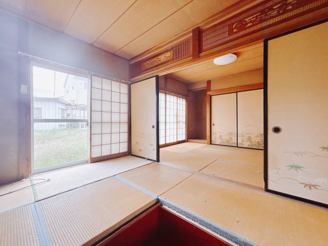 【中古戸建】安中市原市の和室|和室を書斎にしたり、冬にはコタツを敷いて家族みんなで年越しをするのもいいですね。家族みんなのお気に入りの空間になります♪