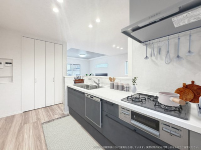 【キッチン】 | 【キッチン　CG家具設置イメージ】
※画像内に含まれる家具家電はCGで作成したイメージです。実際の物件には付帯しません。