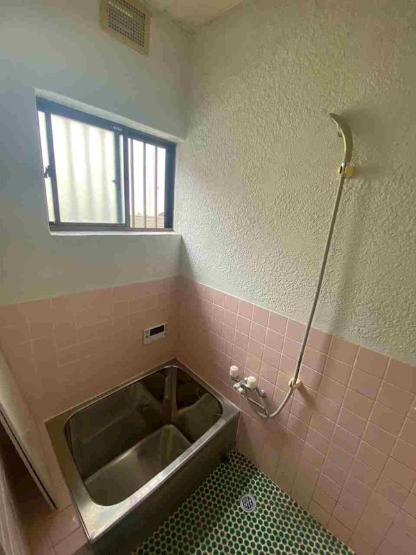 江島町貸家の浴室