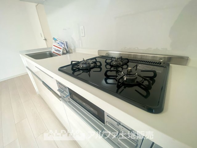 立川羽衣町住宅2号棟のキッチン|ガスコンロは、料理の幅を広げるために機能性に優れた設備です。シンプルなデザインが、キッチン全体に清潔感を与え、快適な料理環境を作り出します。