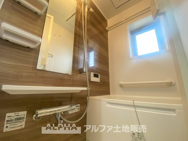 立川羽衣町住宅2号棟の浴室|木目調パネルが落ち着いた雰囲気を演出するバスルーム。広々とした浴槽と清潔感のあるデザインで、一日の疲れを癒す快適なリラックス空間を提供します。