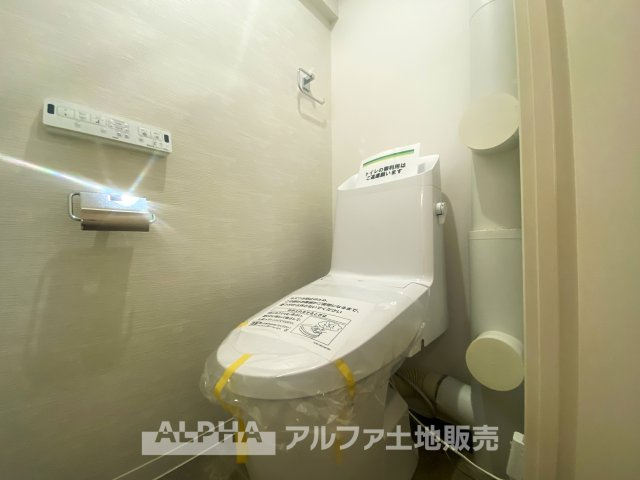 立川羽衣町住宅2号棟のトイレ|シンプルで洗練されたトイレ空間。メタリックなペーパーホルダーがスタイリッシュな印象を与え、清潔感あふれるデザインが毎日の暮らしを快適に彩ります。