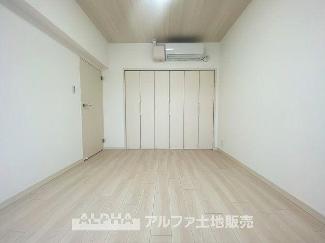立川羽衣町住宅2号棟の洋室|ホワイトベースで明るい洋室は、使い方が自由自在。収納が豊富で衣類や小物をスッキリ整理できます。ベッドやデスクを配置して、心地よい空間にアレンジできます。日々の生活を快適にサポートする機能的な空間です。