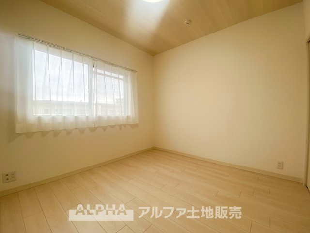 立川羽衣町住宅2号棟の子供部屋|大きな窓から自然光が差し込む明るい洋室。風通しが良く、心地よい空間を演出。ライフスタイルに合わせて、快適に使える間取りです。