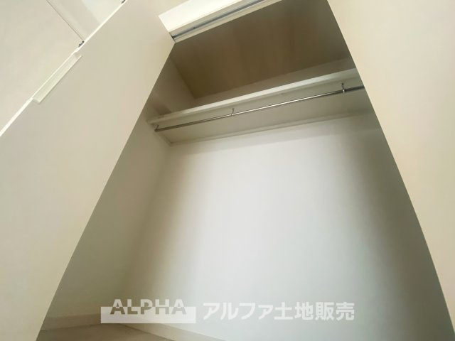 立川羽衣町住宅2号棟の収納|高さのあるクローゼットは、衣類や小物をスッキリ整理できる便利な空間。バーと棚を活用すれば、収納力も充実し、生活がさらに快適に。毎日の使い勝手がよい収納エリアです