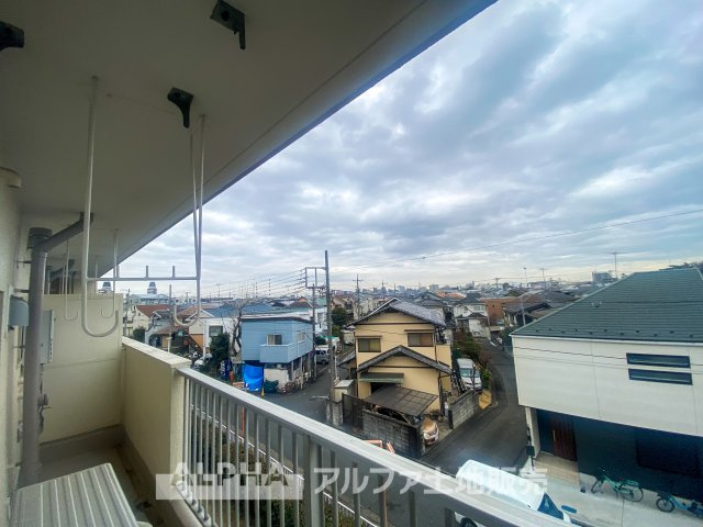 立川羽衣町住宅2号棟のバルコニー|バルコニーからの眺望は、周囲の静かな住宅街と広がる空が見渡せる開放感があります。日々の暮らしをより一層快適にしてくれる、心地よい環境です。