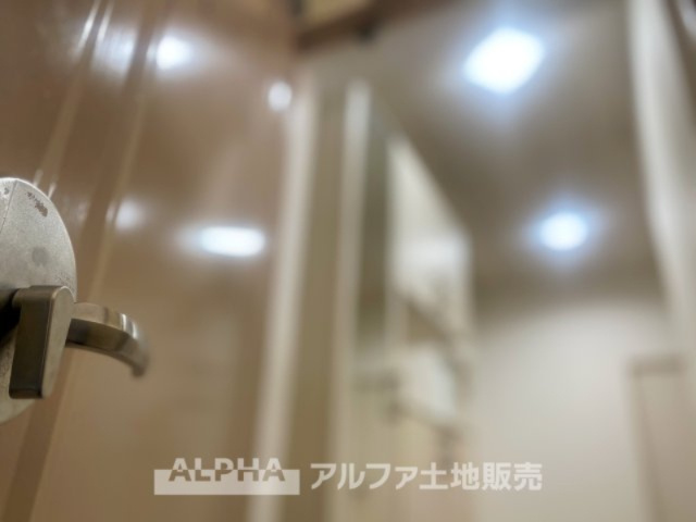 立川羽衣町住宅2号棟の玄関|明るく開放感のある廊下が、温かみのあるフローリングと白い壁に包まれた空間です。シンプルで落ち着いた雰囲気が広がり、快適な居住空間が感じられます。