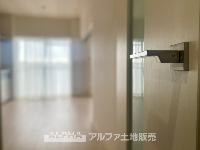 立川羽衣町住宅2号棟の居間・リビング|スタイリッシュなデザインのドアハンドルが、空間全体に洗練された印象を与えます。ドアを開けると、開放感のあるリビングダイニングが広がり、心地よい暮らしが待っています。