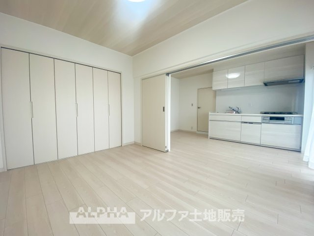 立川羽衣町住宅2号棟の居間・リビング|明るく広がるリビングダイニング。大きな窓から自然光がたっぷりと差し込み、開放感ある空間を演出します。シンプルで落ち着いた雰囲気が、快適な生活をサポートします。