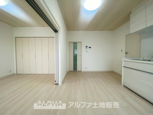 立川羽衣町住宅2号棟のダイニング|バルコニーに面したリビングはたっぷりと自然光が差し込み、明るく開放感のある洋室。シンプルなデザインの空間が広がり、家具の配置もしやすく、快適な暮らしを実現します。
