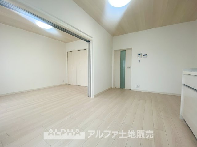 立川羽衣町住宅2号棟の居間・リビング|自然光がたっぷり差し込む明るいリビングは、開放感があり、どんなインテリアにも合わせやすい空間です。隣接する部屋との間仕切りを開ければ、広々とした空間としても利用できます。
