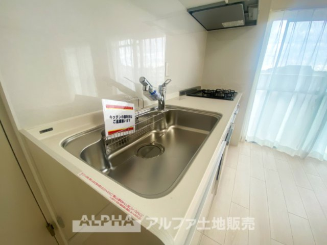 立川羽衣町住宅2号棟のキッチン|心地よさを求めて終わりのない暮らしづくりはキッチンから始まる。食事は暮らしの中でとても重要。お洒落なキッチンを使用すれば空間の居心地良さが変わる。