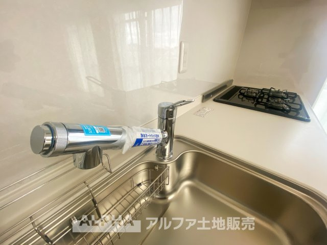 立川羽衣町住宅2号棟のキッチン|キッチンのシングルレバー水栓は、使いやすさに配慮されたデザイン。スムーズに水量の調節ができ、料理や後片付けが快適に進みます。清潔感を保ちつつ、シンプルでスタイリッシュな印象を与えます。