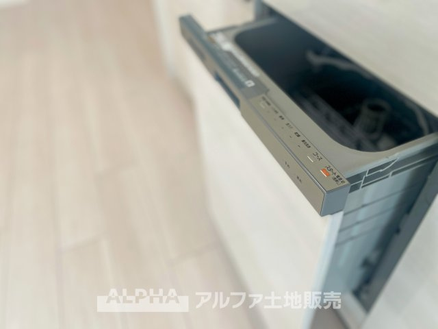 立川羽衣町住宅2号棟の設備|便利な食洗機付きシステムキッチンで、家事がスムーズに。使いやすさを重視したデザインが、毎日の料理を快適にサポートし、時間を有効活用できます。