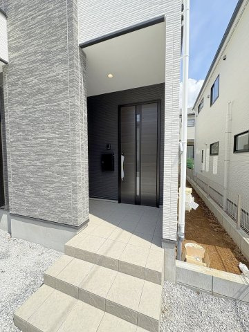流山市加5丁目　新築戸建　全2棟　1号棟のエントランス|玄関アプローチ