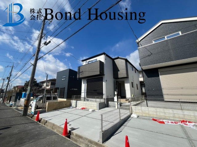 駐車２台　WIC付き　西区狩場台１丁目 １号棟　新築戸建の前面道路含む現地写真