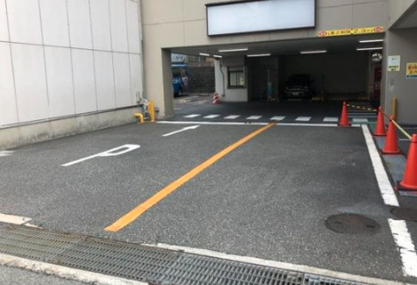 緑地公園ビルの駐車場|駐車スペースもあります