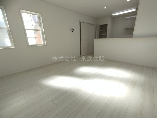 【居間・リビング】 | 狭山市狭山　全4棟　2号棟 | こちらの13.66帖のリビングで趣味の時間をお楽しみください