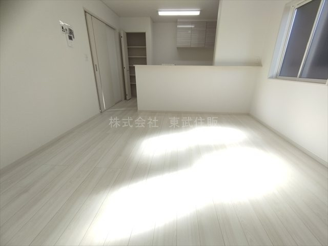 【居間・リビング】 | 狭山市狭山　全4棟　2号棟 | 開放感があり日当たり良好です