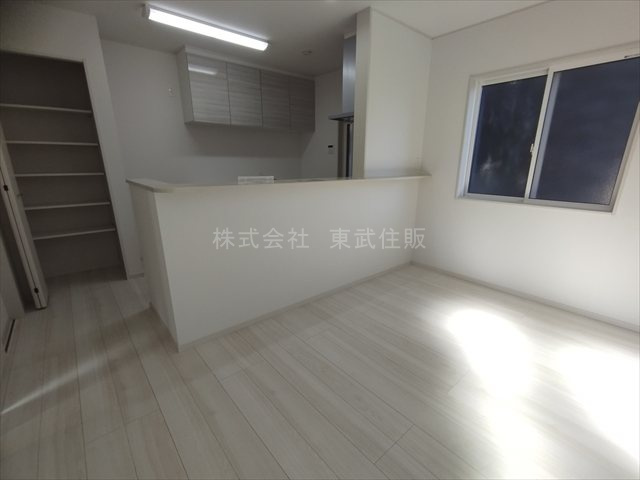 【ダイニング】 | 狭山市狭山　全4棟　2号棟 | 食卓を囲むダイニング