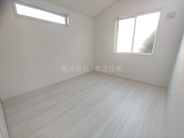 【洋室】 | 狭山市狭山　全4棟　2号棟 | 洋室5.33帖北東側、個人の部屋や寝室として使える洋室です