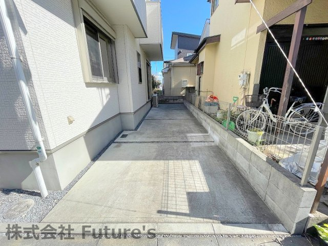 三郷市鷹野4丁目　中古戸建の駐車場|こちら縦列2台駐車可能です