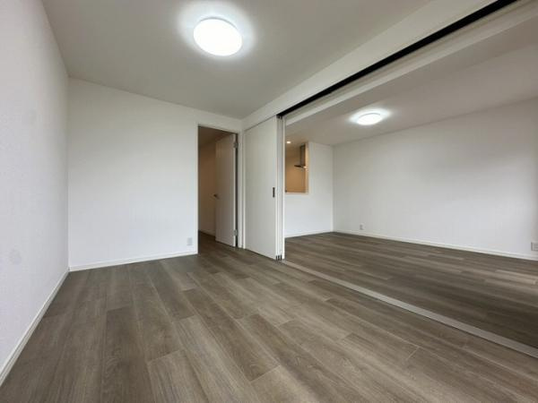 福岡市博多区祇園町の中古マンション|「洋室」三枚引き戸を開いた写… 