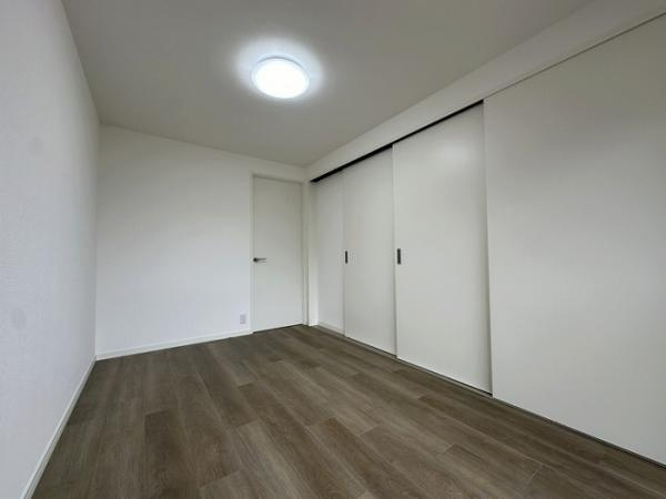 福岡市博多区祇園町の中古マンション|「洋室」三枚引き戸を閉めた写… 