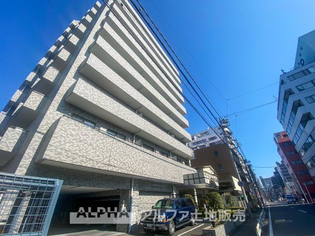 ライオンズマンション八王子南町の外観|都会的なデザインが魅力のマンション。シンプルで洗練された外観が、落ち着いた街並みに溶け込み、住む人に心地よい環境を提供します。周囲には生活に便利な施設が揃い、快適な暮らしが叶います。